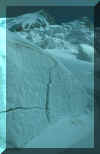A gauche le bord d'un norme sracs sur le glacier des Bossons